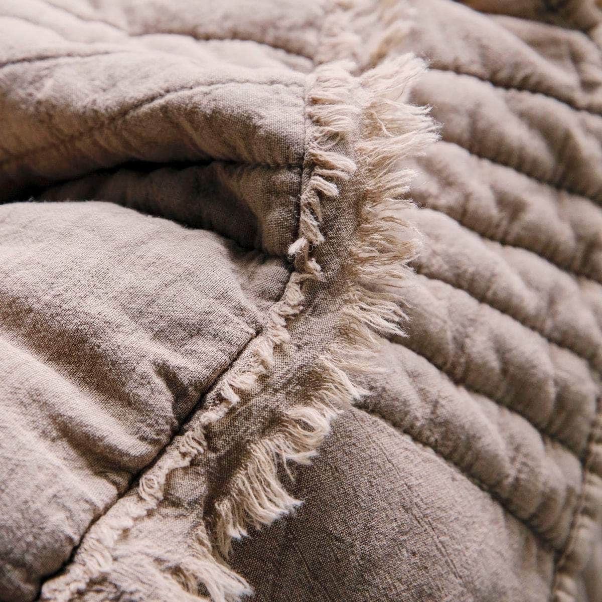 House Doctor Quilt, Ruffle, Lysebrun